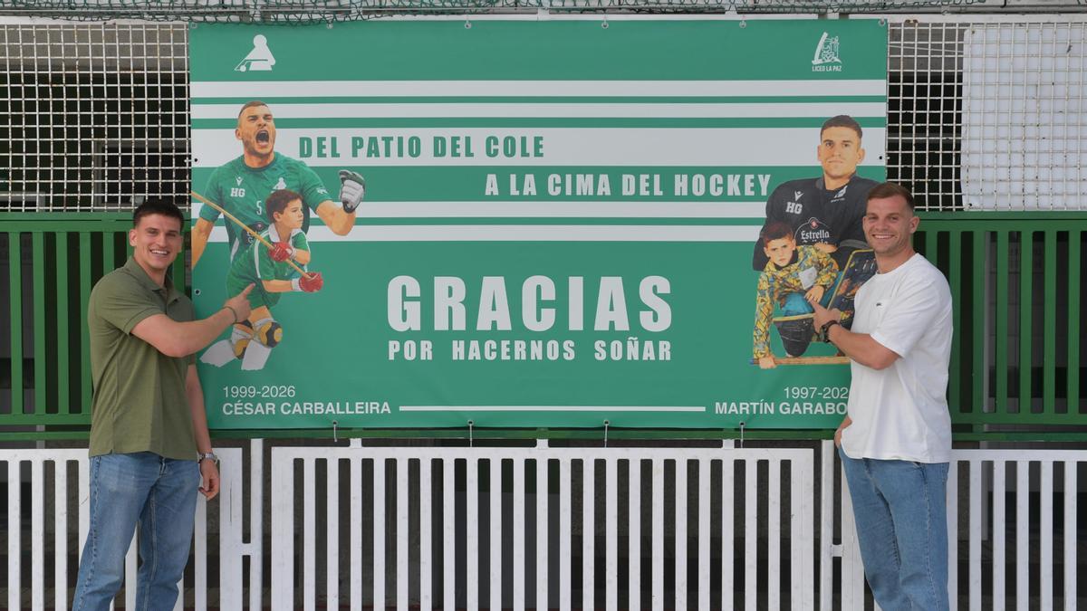 Martín y César señalan el cartel de su homenaje en el Liceo La Paz.