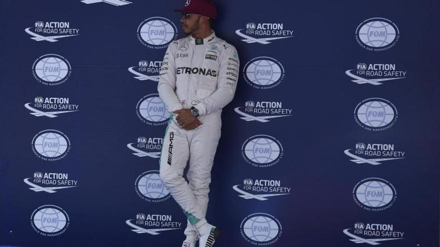 Hamilton golpea a Rosberg en la parrilla de Montmeló