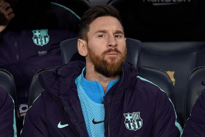 Leo Messi siguel el clásico desde el banquillo al comienzo del partido de ida de las semifinales de Copa del Rey entre el FC Barcelona y el Real Madrid en el Camp Nou
