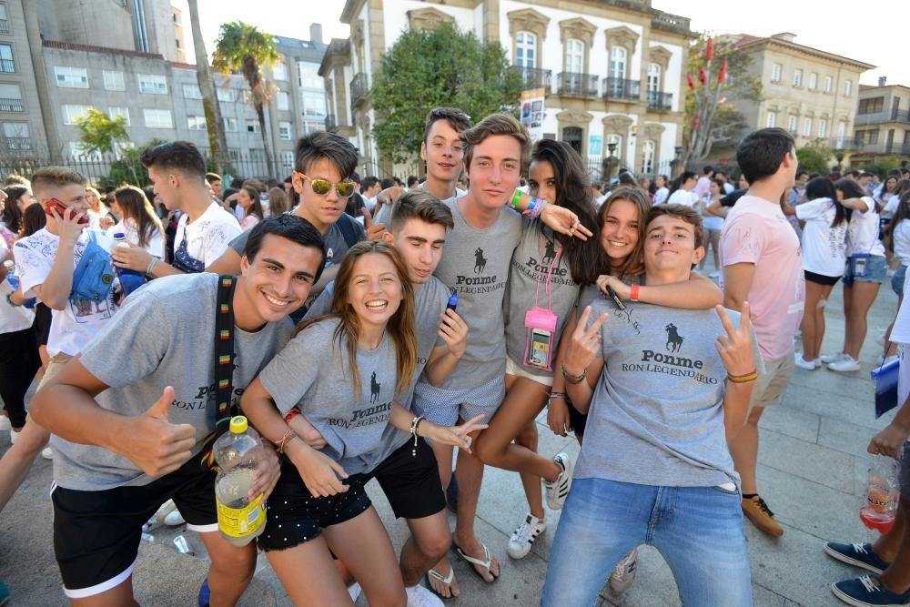 Cientos de jóvenes toman el centro histórico en la primera “noche de peñas” de 2017