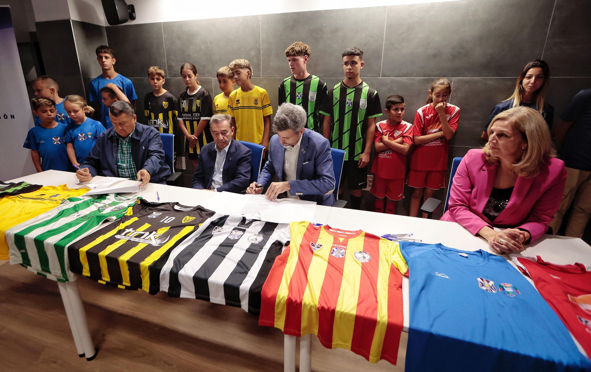 Firma de convenios de colaboración del CD Tenerife con clubes de base