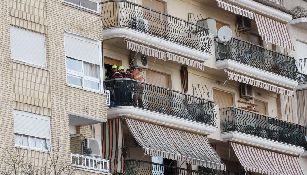 Una mujer amenaza con arrojar a sus hijos desde un cuarto piso en Canals