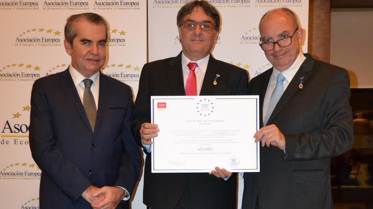 Representantes de Acuasec, con el diploma que acredita la Medalla Europea al Mérito en el Trabajo