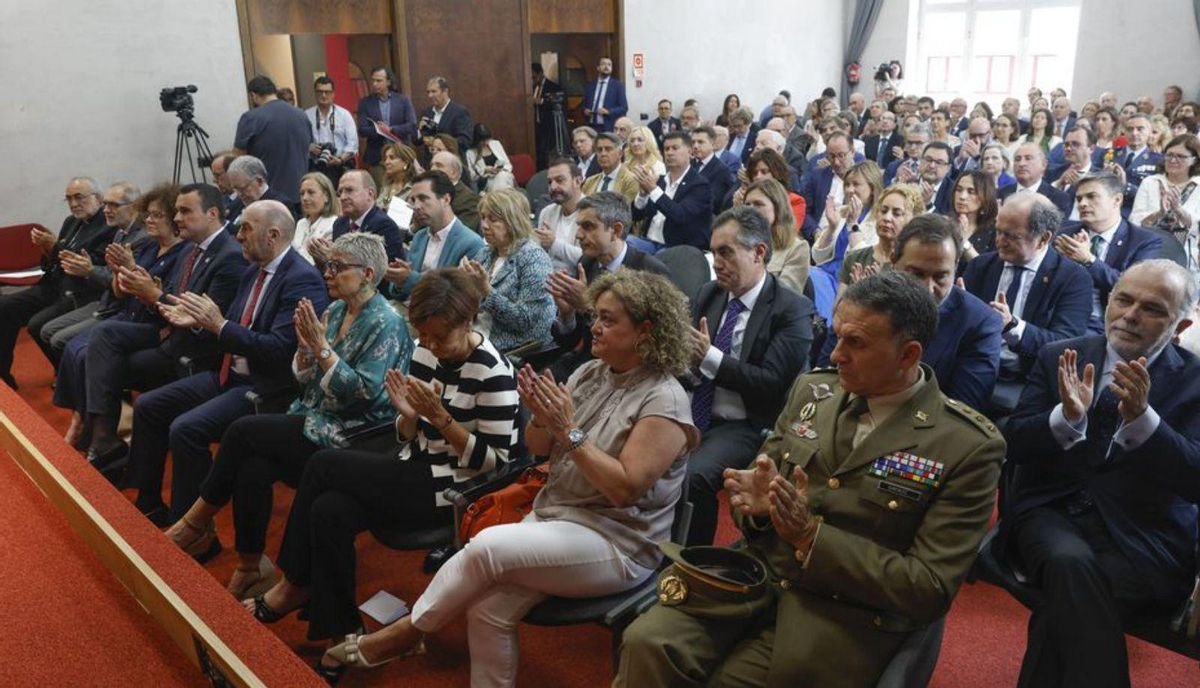Los asistentes aplauden durante el acto. | LUISMA MURIAS