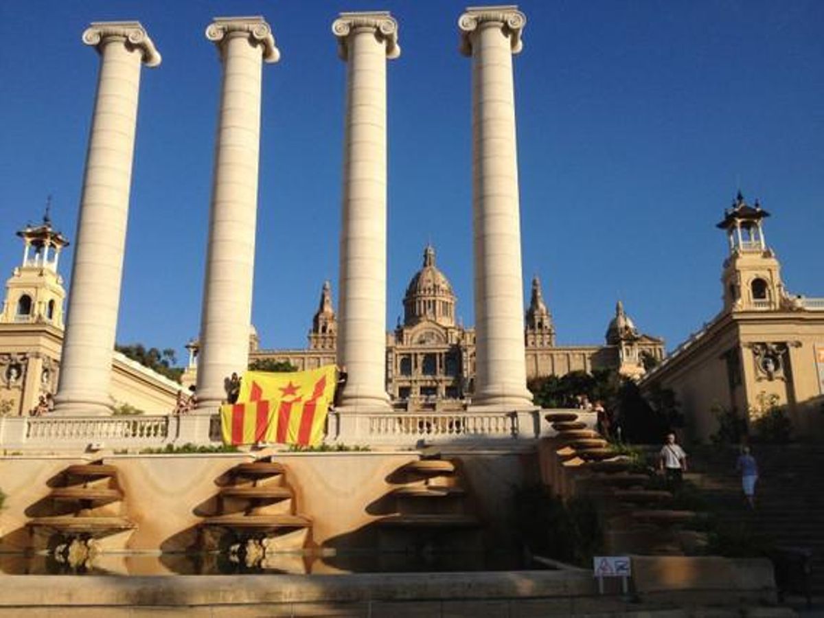 Una estelada a l’avinguda de Maria Cristina.