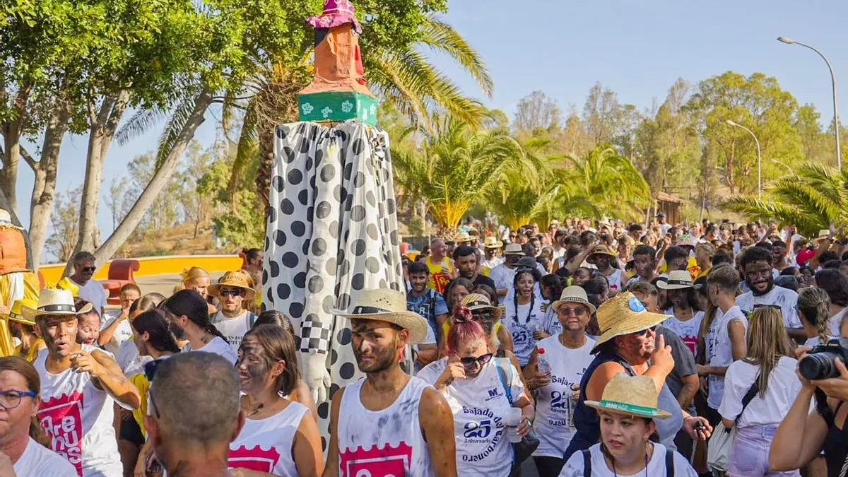 Un centenar de personas tiznadas recuerdan en Tunte a los carboneros