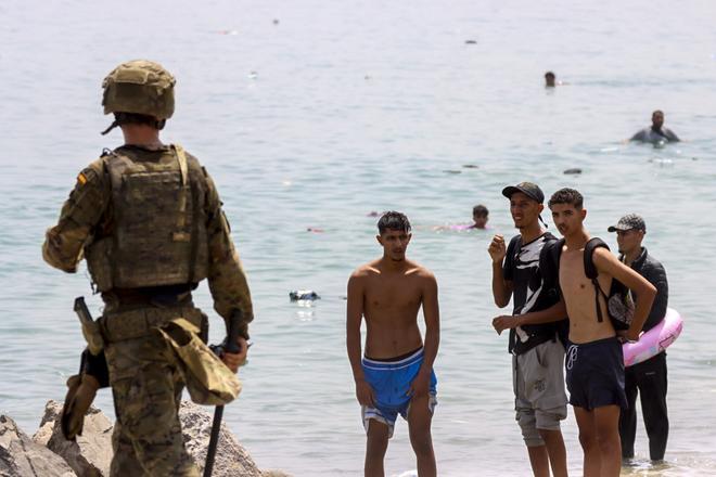 Las oenegés denuncian traslados forzosos en Marruecos de menores que intentaron entrar en Ceuta: "No pueden volver a su casa"
