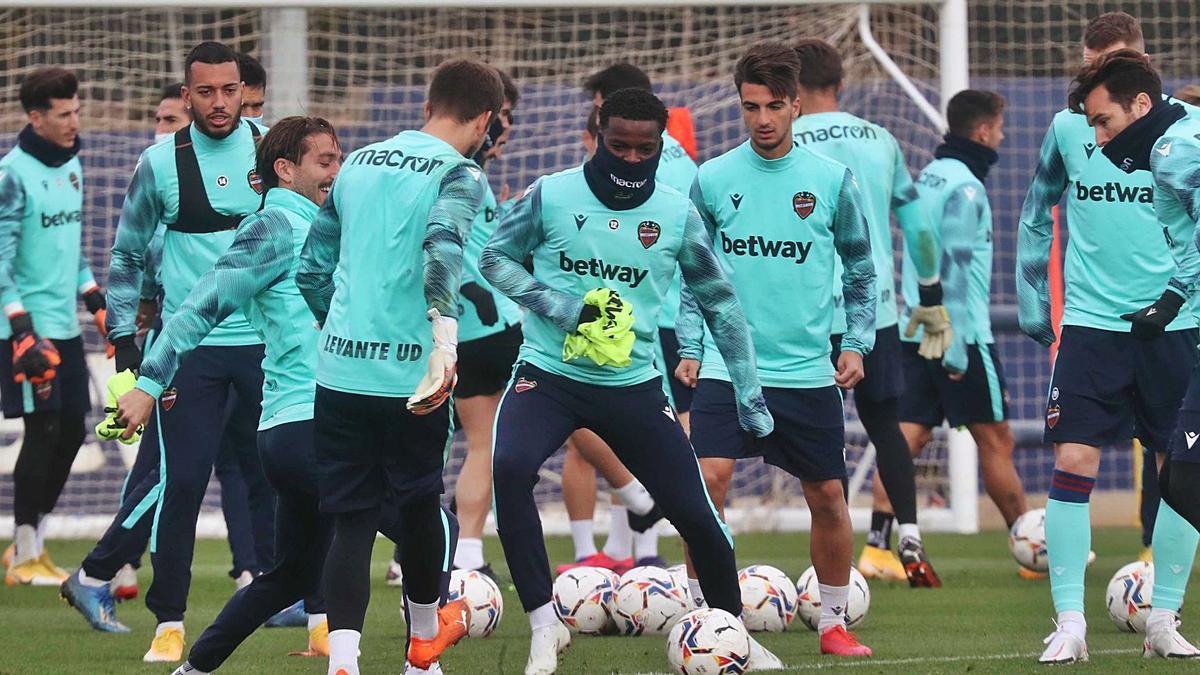 La plantilla del Levante UD, durante un entrenamiento reciente en la ciudad deportiva, en Buñol.  | J.M. LÓPEZ/SD