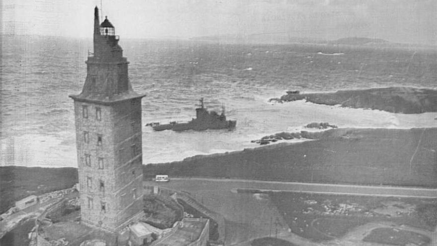 Torre de Hércules y al fondo el Mar Egeo tras encallar en los bajos rocosos en diciembre de 1992.