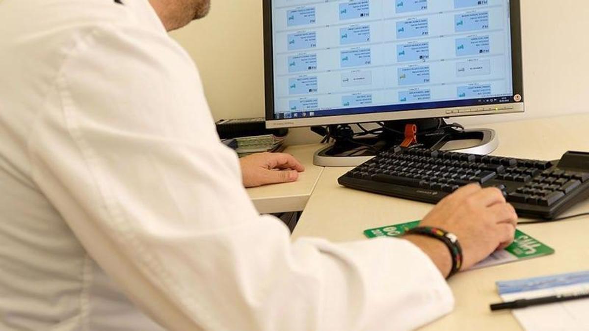Un médico de Atención Primaria consulta el ordenador