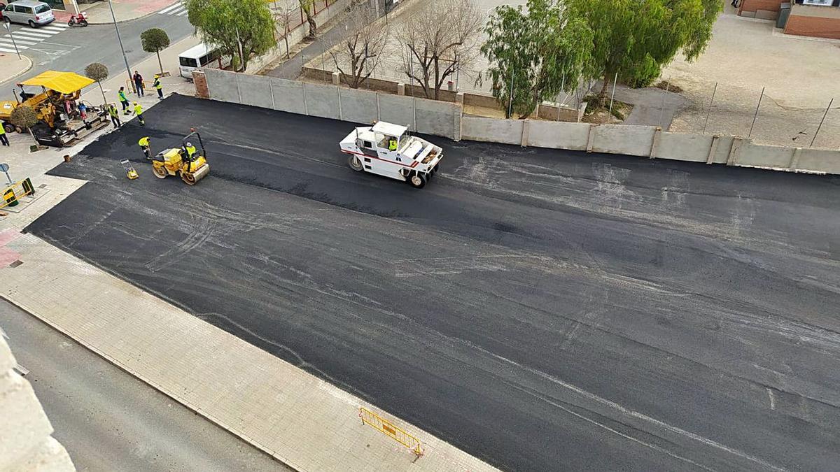 Los trabajos de asfaltado en el parking de la avenida de Madrid y la calle Teulers en Petrer. | INFORMACIÓN