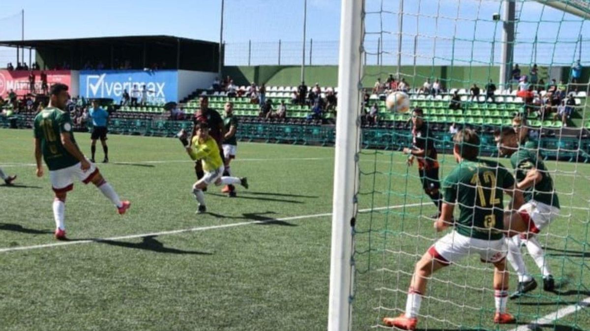 Locura de los jugadores del Atlético Paso al celebrar la eliminación del Real Murcia. | JOSÉ AYUT0