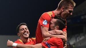 Fornals, Olmo y Fabián celebran gol de la selección española sub-21 en la Eurocopa.
