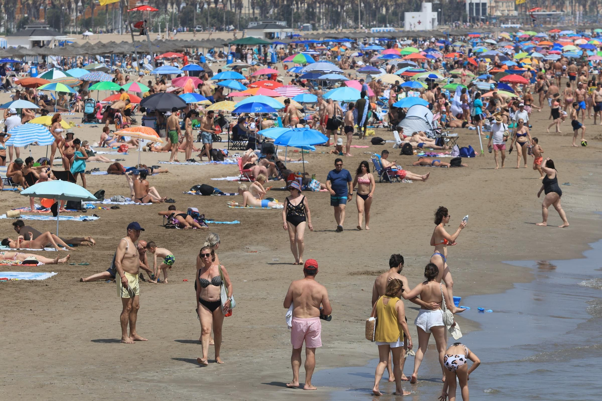 Lleno en la playa de València en un domingo con más de 30 grados