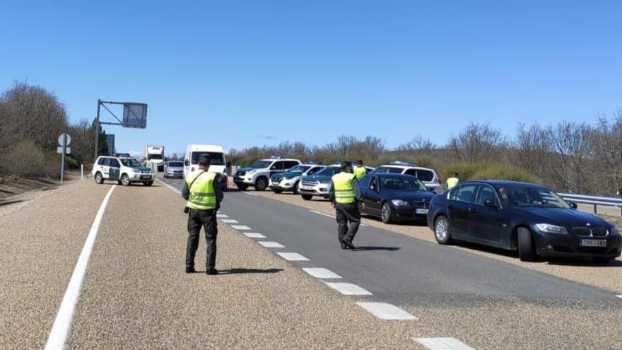 La Guardia Civil y la Policía Nacional refuerza vigilancia en carreteras y estaciones por las restricciones