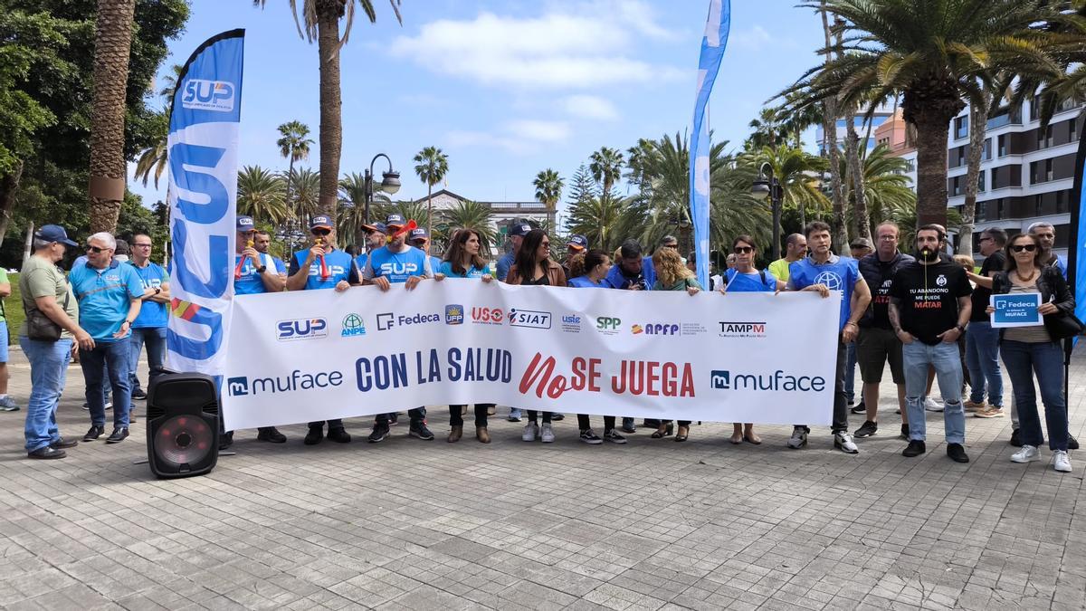 Protesta por la crisis de Muface de la Plataforma Intersindical ante la Delegación del Gobierno en Las Palmas de Gran Canaria