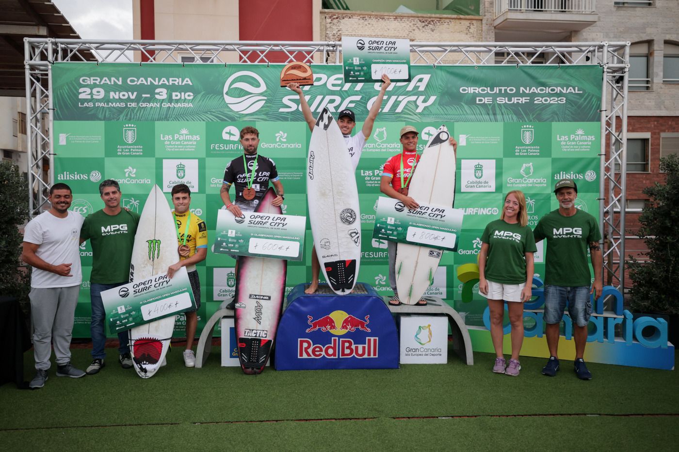 Melania Suárez y Jacobo Trigo ganan el circuito nacional de surf en Las Palmas de Gran Canaria