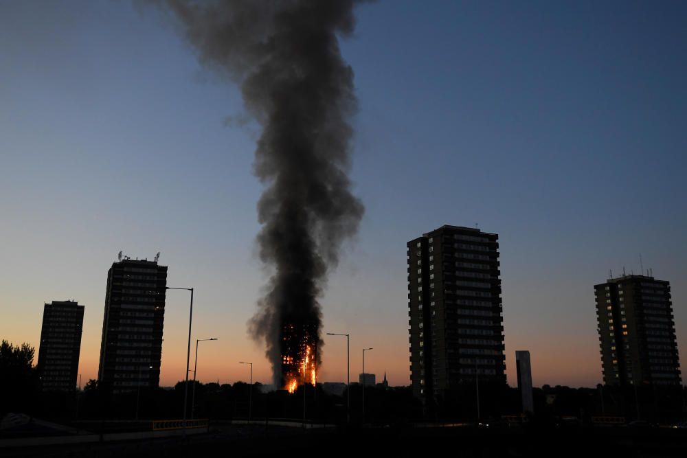 Incendio en un edificio de 24 plantas en Londres