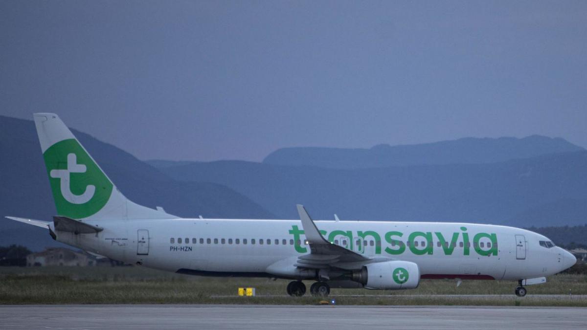 Un avió de la companyia holandesa Transavia, a l’aeroport de Girona.  | DAVID APARICIO