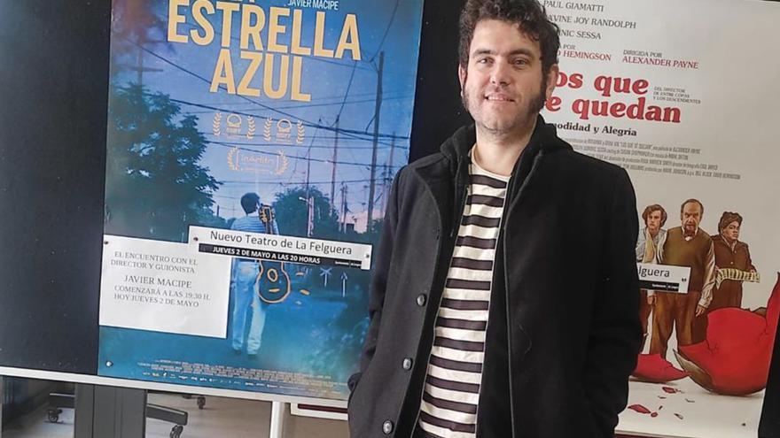 Javier Macipe en Langreo, junto al cartel de su película. | LNE