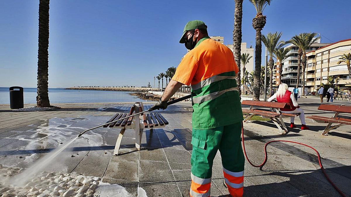 Baldeo de calles en el centro de Torrevieja.  |