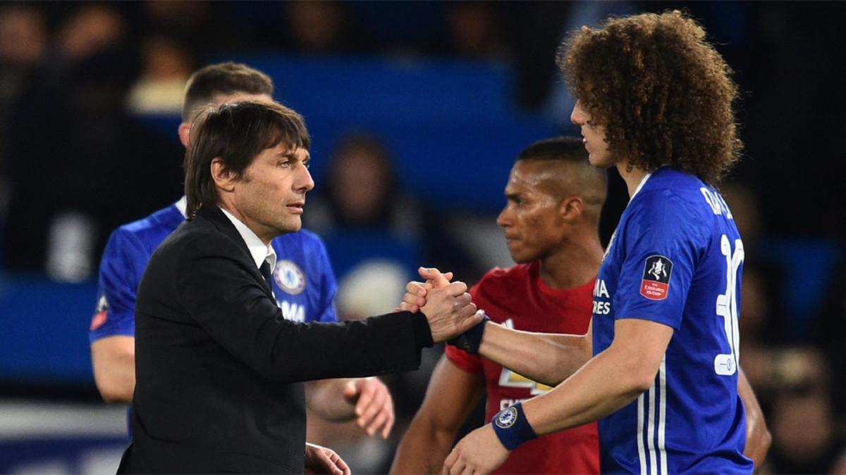 Antonio Conte y David Luiz durante durante un partido del Chelsea
