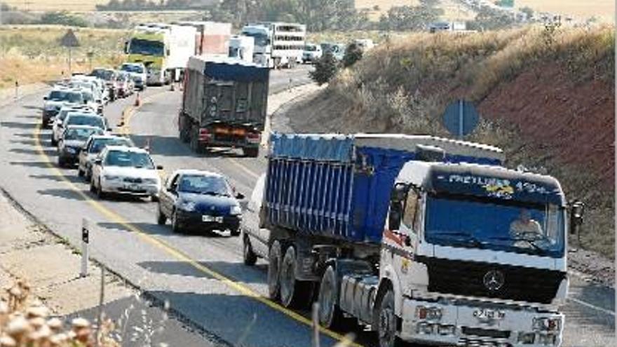 Els camions que facin tot el trànsit de l&#039;Eix Transversal hauran de pagar per utilitzar-lo a partir de 2013.