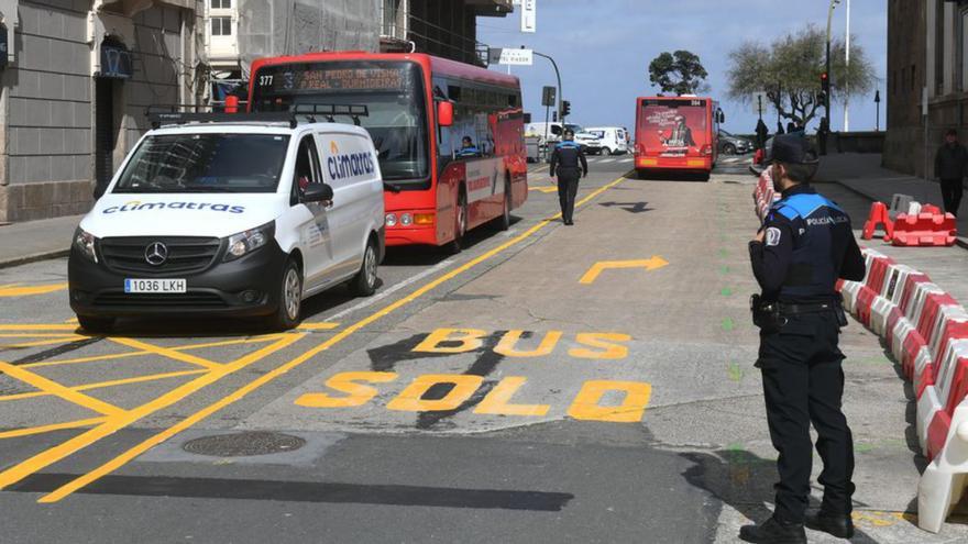 Buses en ambas direcciones en Modesta Goicouría. |   // CARLOS PARDELLAS