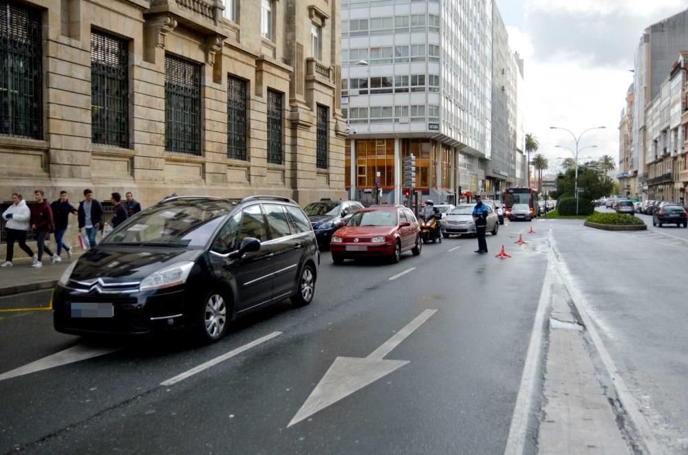 El conductor no se percató de las señales que advierten de las dimensiones del túnel y descendió la rampa.