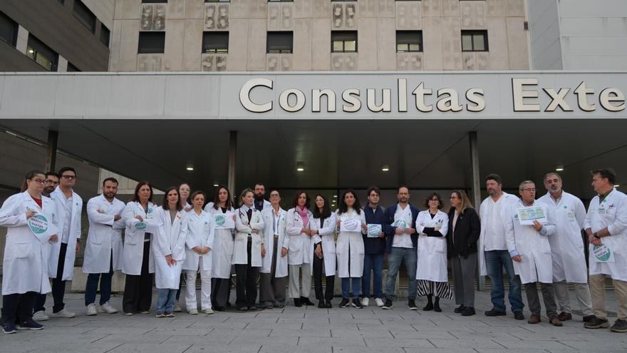 VIDEO | Concentración de médicos en Badajoz por la huelga: "Estamos muy quemados"