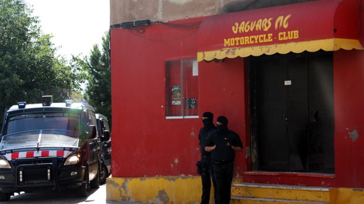 Dos mossos, ante el local de la entidad Jaguars MC en L'Hospitalet.