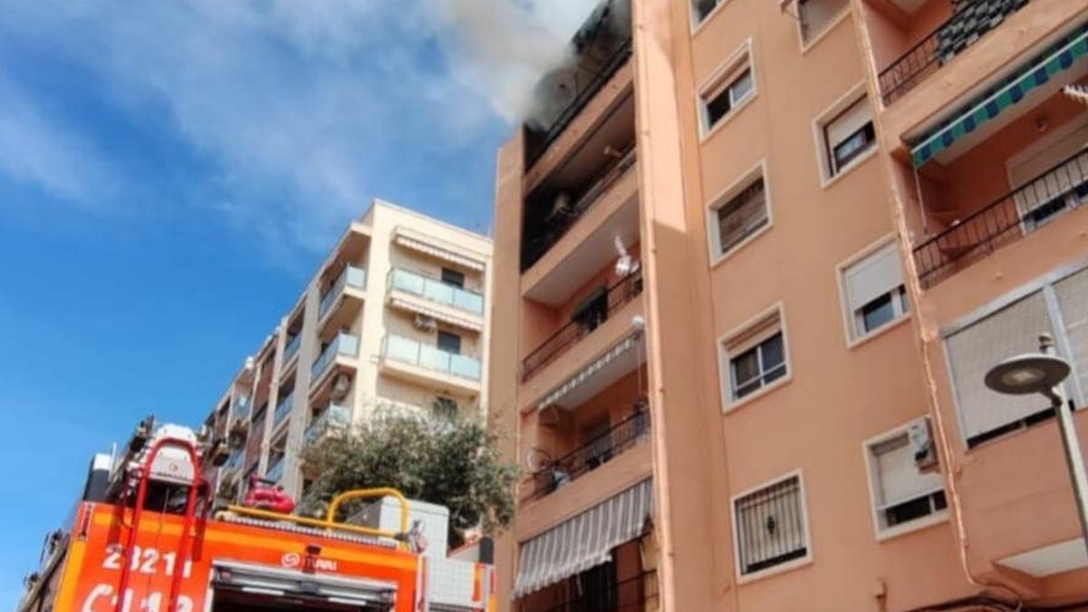 El fuego se ha originado en un quinto piso de esta finca de Paterna.