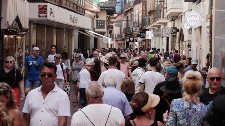 Turistas el pasado agosto en el centro de Palma. | MANU MIELNIEZUK
