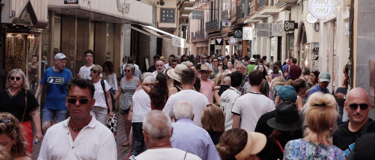 Turistas el pasado agosto en el centro de Palma. | MANU MIELNIEZUK