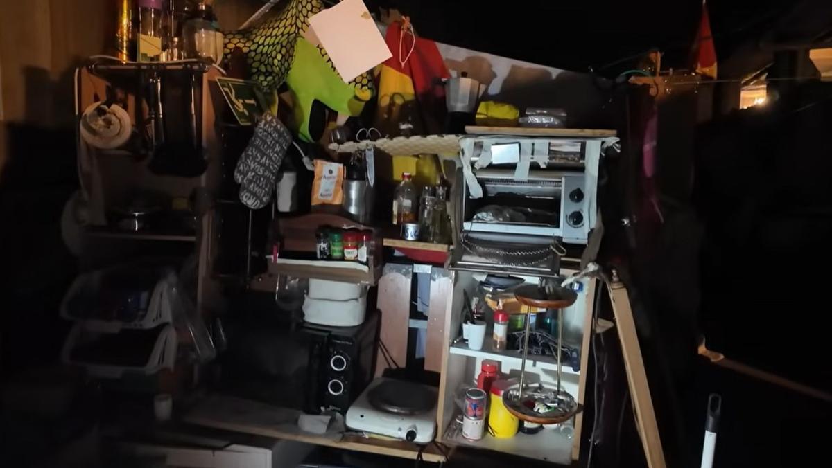 La cocina con microondas, que tiene Manuel en el túnel.