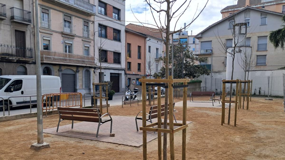L'espai de repòs al carrer de Sant Fruitós amb els arbres que hi han plantat