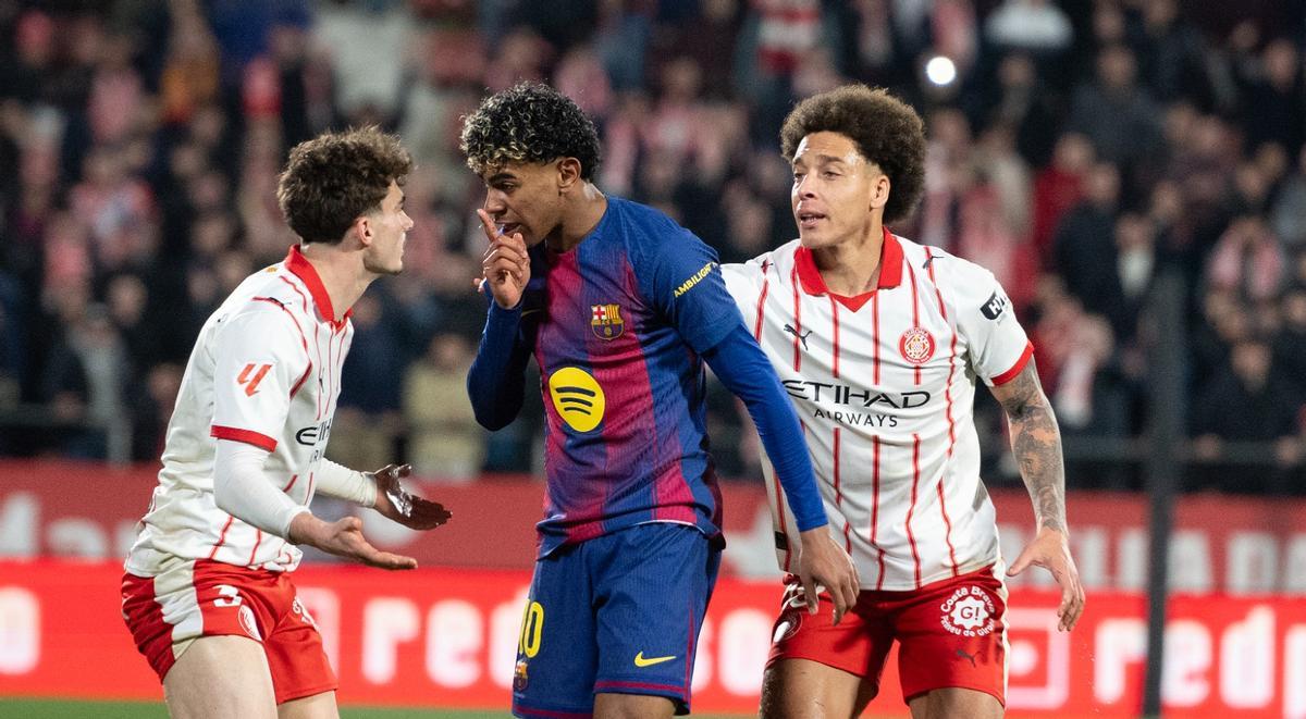 Lamine Yamal se encara a Joel Roca tras una dura entrada.