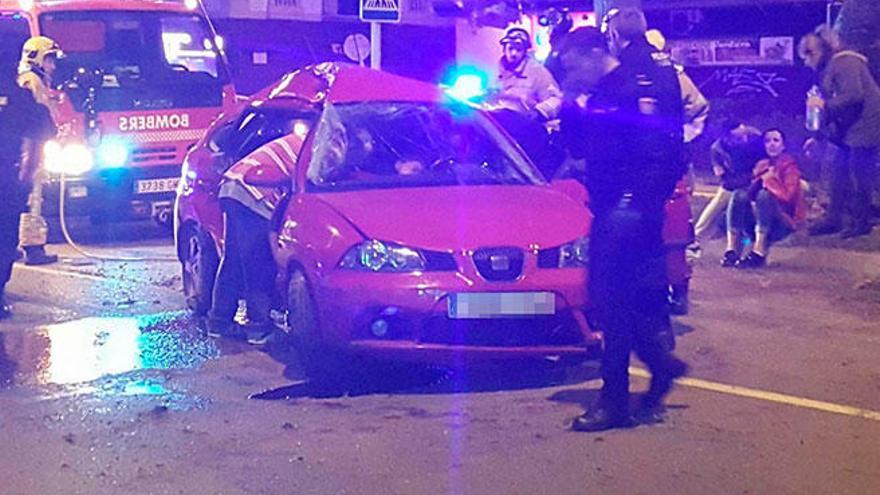 Der Wagen prallte gegen eine Palme, der Beifahrer starb im Krankenhaus.