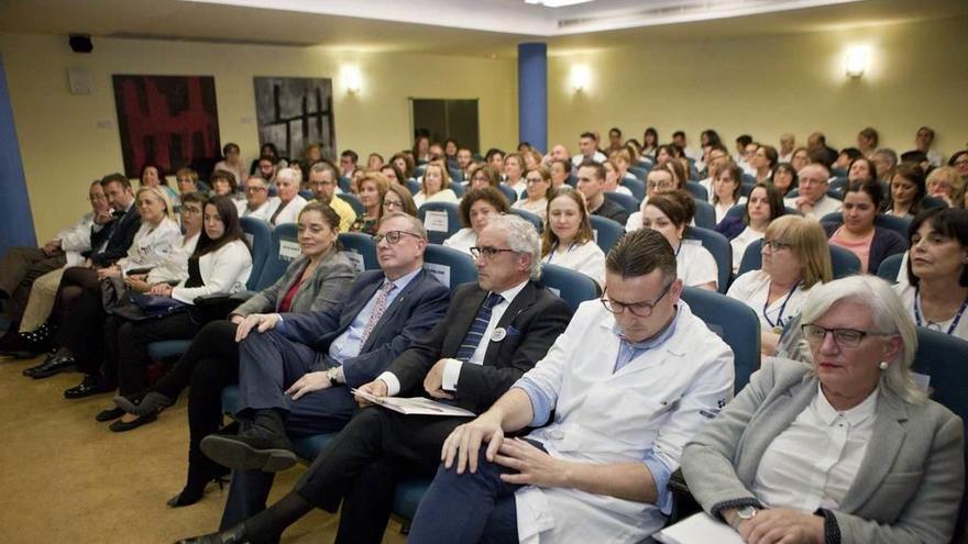 El consejero de Sanidad, en el centro, junto al personal del Hospital Valle del Nalón.