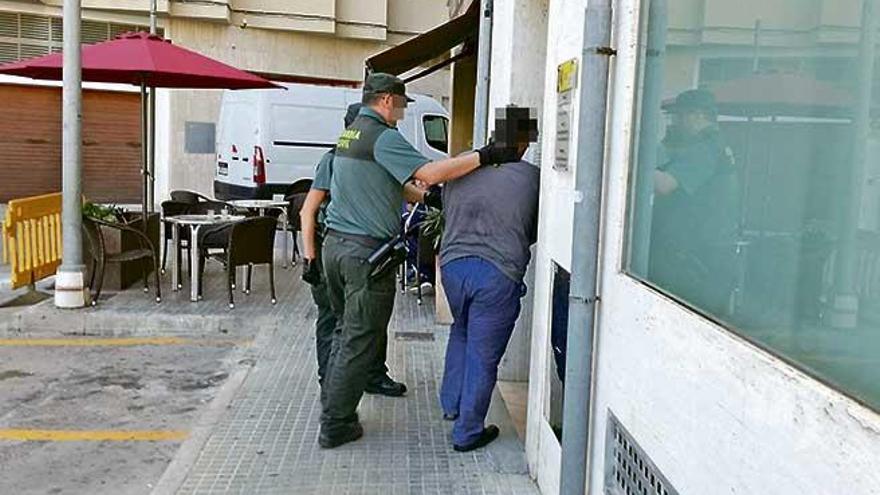 La Guardia Civil conduce ayer por la mañana al joven detenido al juzgado de guardia de Inca.