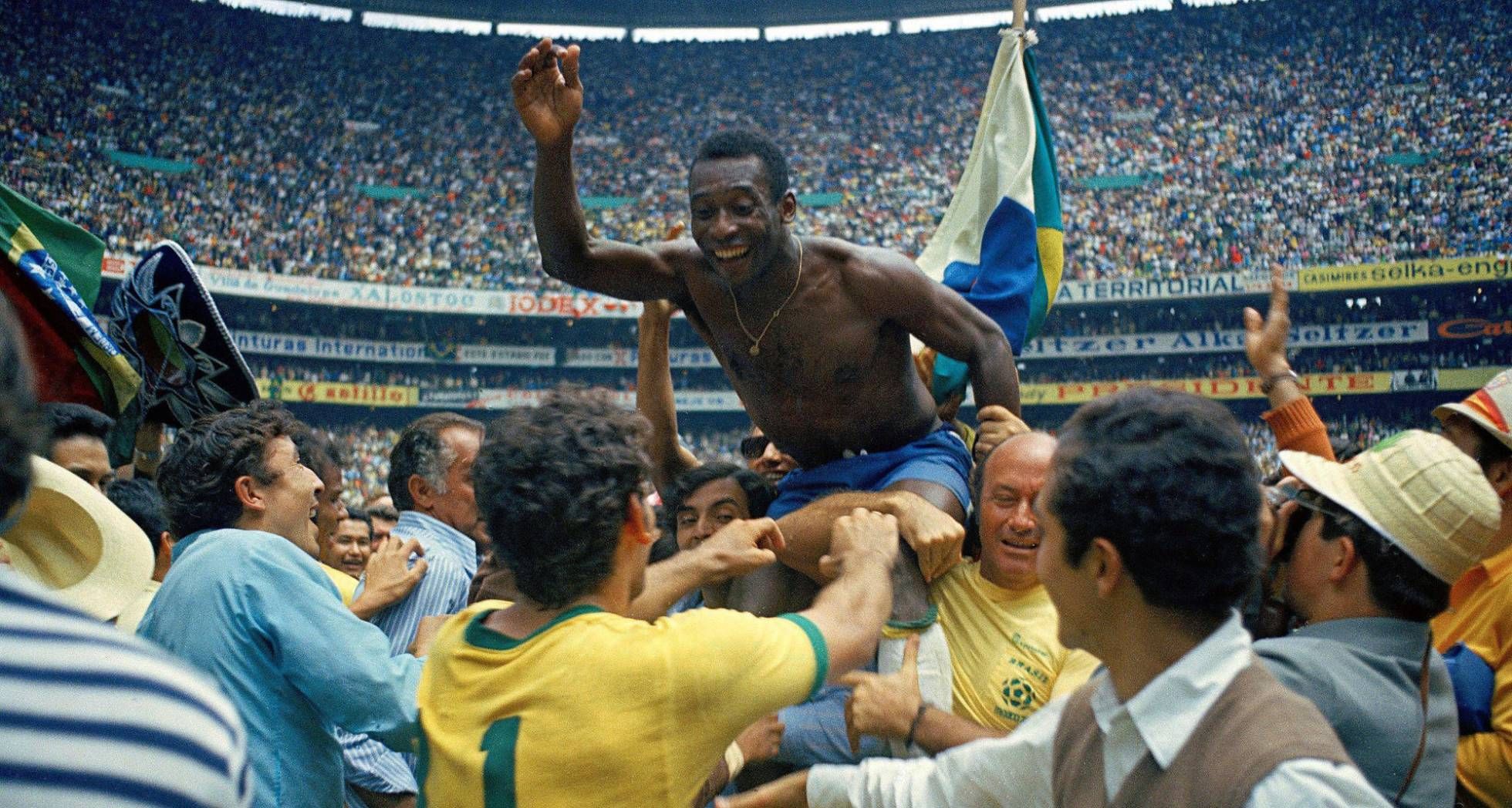 Pelé celebra el triunfo de Brasil en la final de la Copa del Mundo.