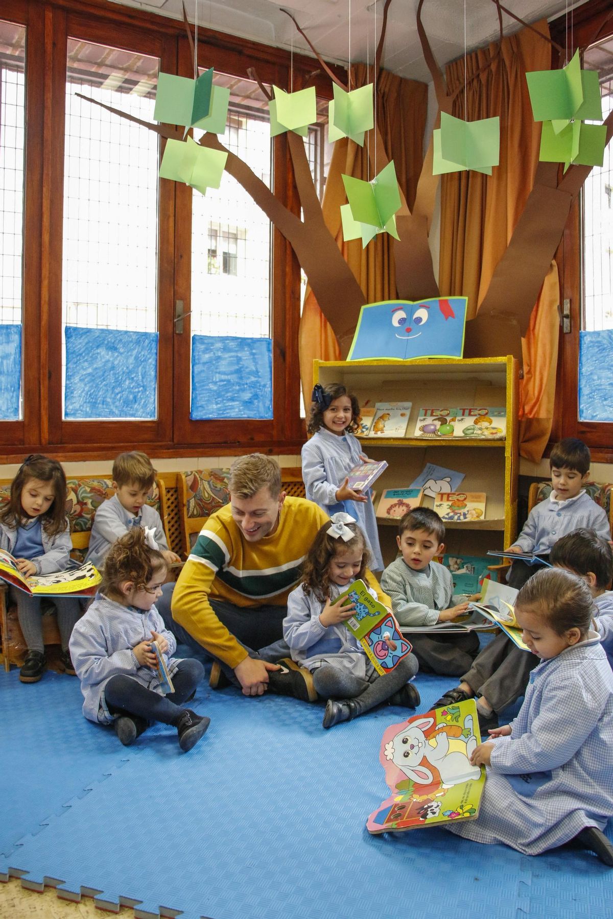 Alumnos de Infantil en la biblioteca del centro