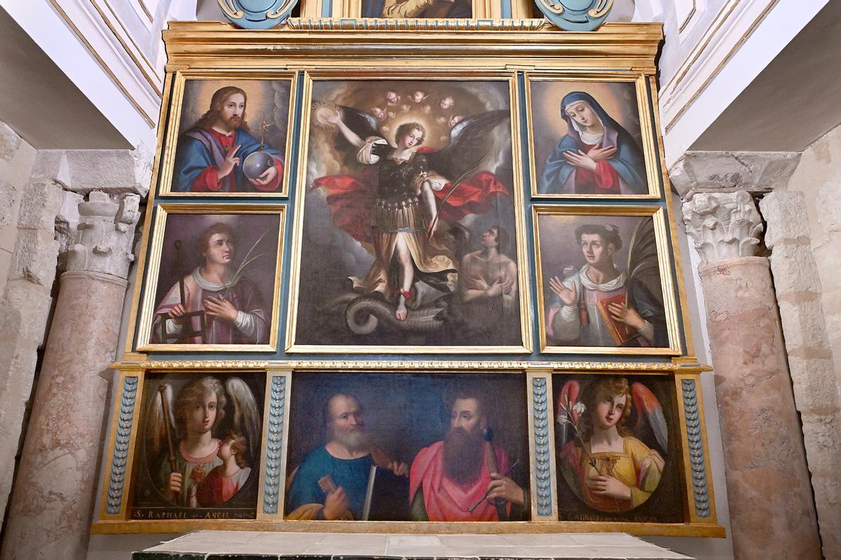 El Cabildo restaura el retablo de la capilla de San Miguel de la Mezquita-Catedral de Córdoba tras invertir 55.400 euros.