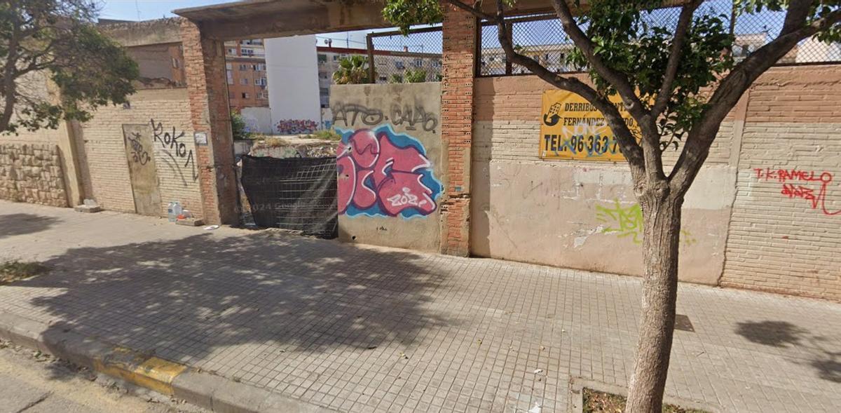 Una suerte de entrada por la que se puede acceder al solar del PAI de Benicalap.