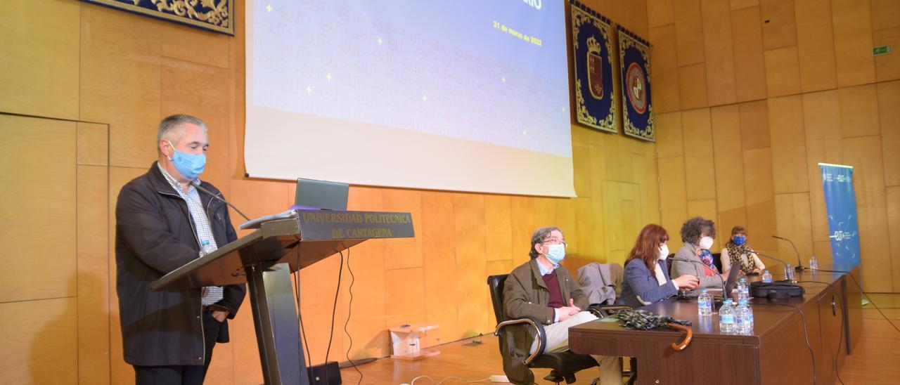 El vicerrector de Economía, Juan Francisco Sánchez, durante su intervención en el Claustro.