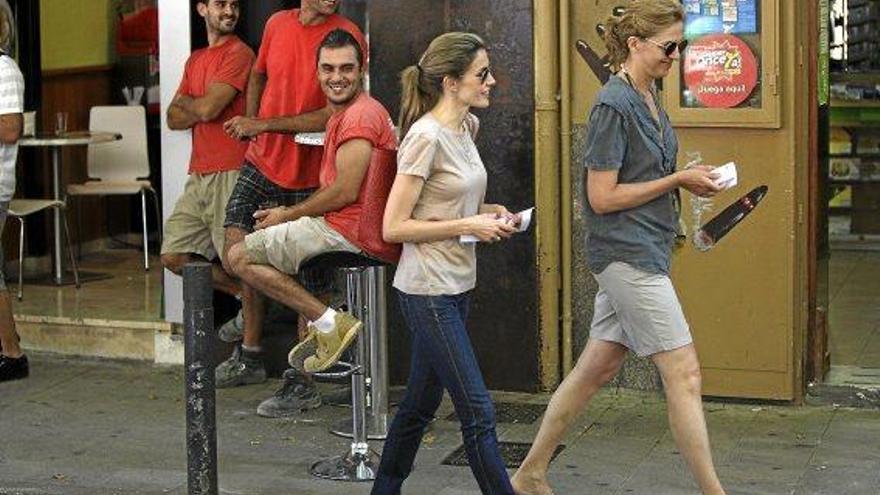 Die damalige Prinzessin und jetzige Königin Letizia und Infantin Cristina 2011 auf dem Borne in Palma.