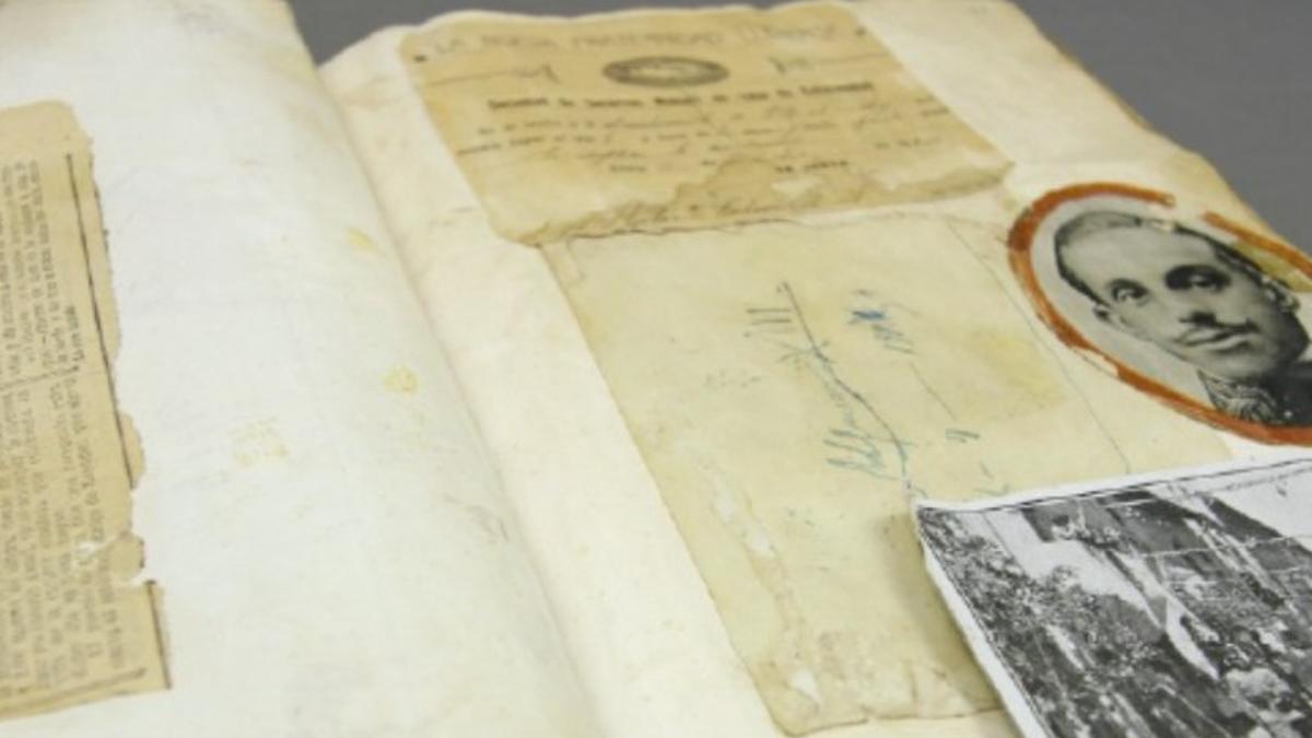 El Llibre d'Honor del Museu de la Farmàcia en una de les pàgine amb la signatura del Rei d'Espanya Alfons XII