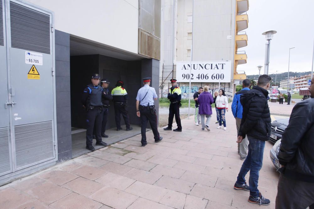 Operació policial en un bloc ocupat a Calonge