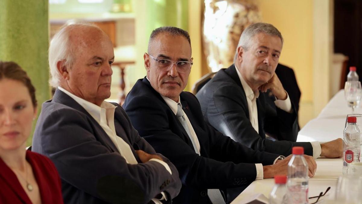 José Ramón Barrera, en el centro junto a Agustín Manrique de Lara (a su izquierda), este martes en el Círculo de Empresarios de Gran Canaria.