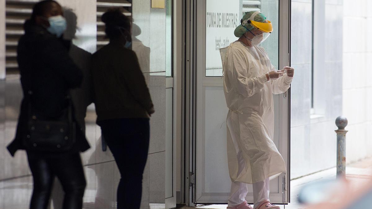 Pacientes esperan para realizarse la prueba PCR en el Hospital da Mariña // Carlos Castro (Europa Press)